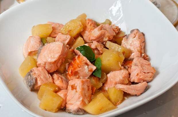 Жареный лосось с ананасами и розовым шампанским