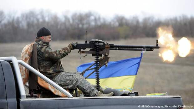 Украинский солдат обстреливает позиции пророссийских сепаратистов