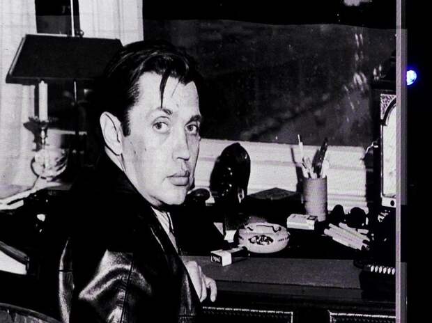 Неизвестные осквернили могилу Роберта Рождественского