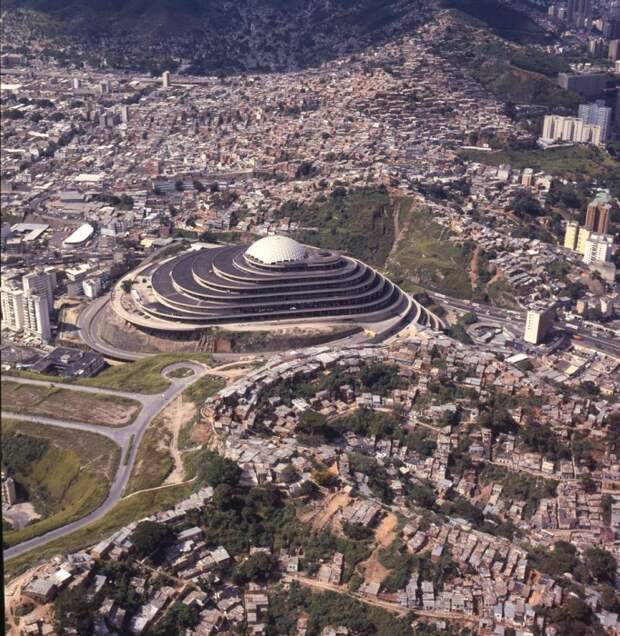 Торговый центр «Геликоид» был размещен в самой высокой точке города и теперь его видно с любого уголка Каракаса. | Фото: el-carabobeno.com.