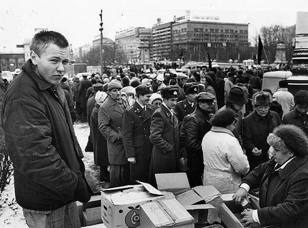 К 1990 году ситуация вышла из-под контроля властей, в стране начался кризис. Опустели полки магазинов, начался продовольственный дефицит. Эйфория в обществе сменилась разочарованием и недовольством властями, по всей стране прокатились волны митингов и демонстраций