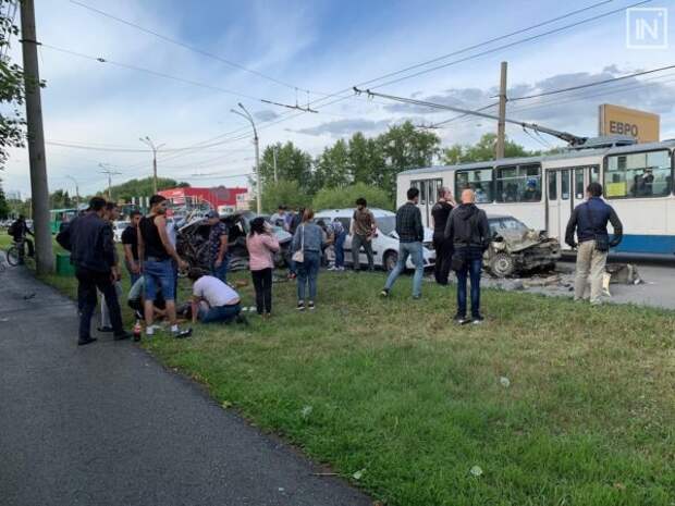 ДТП Щербакова Екатеринбург. ДТП на Щербакова Екатеринбург вчера. Авария на Щербакова Екатеринбург вчера.