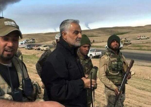 Генерал Касем Сулеймани и бойцы шиитской пехоты в Сирии. Его называли одним из "отцов" победы на запрещенным ИГИЛ. В январе 2020 года генерал погиб в результате американского авиаудара по международному аэропорту в Багдаде. Фото агенство САНА