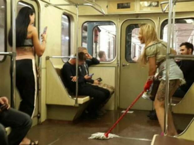 Модники и странные персонажи в метро