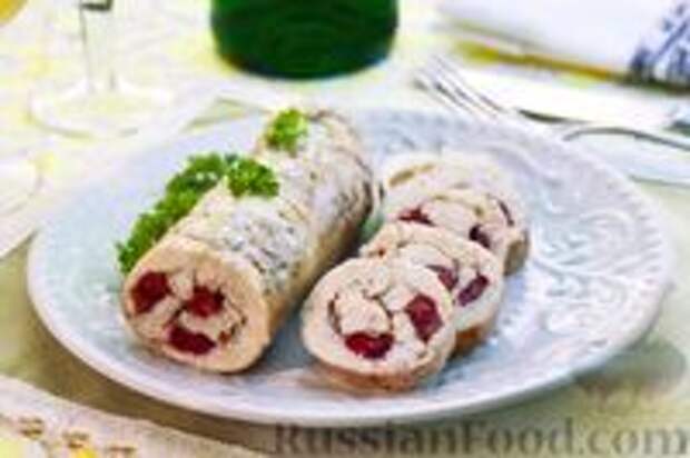 Фото к рецепту: Рулеты из куриного филе с вишней, запечённые в фольге