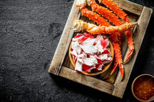 морепродукты польза мясо краба на подносе