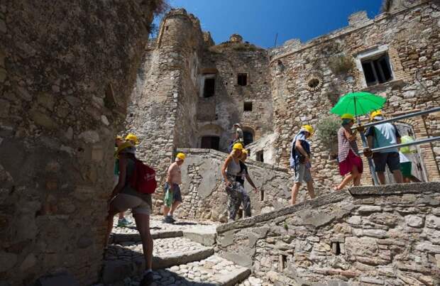 Несмотря на запрет посещения руин древнего города, любопытствующие туристы стараются попасть на его территорию (Крако, Италия). | Фото: travel.tribunnews.com.
