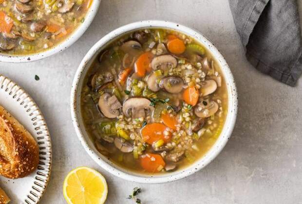 Суп с гречкой и грибами. \ Фото: simple-veganista.com.