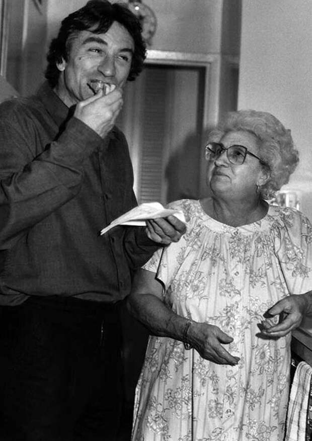 Роберт Де Ниро с матерью Мартина Скорсезе. Раньше она готовила для актеров и съемочной группы на съемках фильмов своего сына, 1980-е