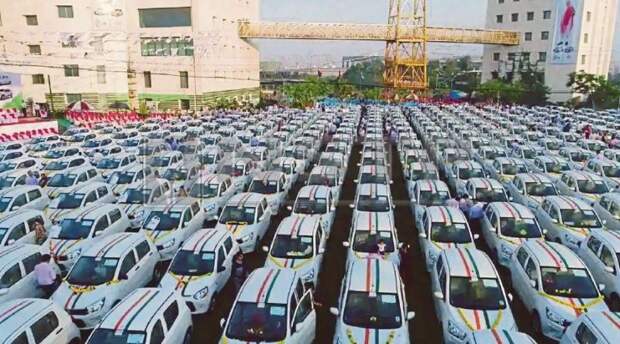 Алмазный магнат подарил сотрудникам 600 автомобилей Maruti Suzuki