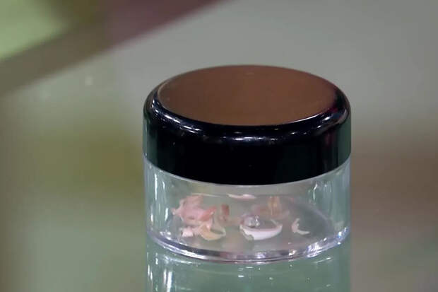 The Sun: подписчик OnlyFans-модели покупает ее ногти и добавляет в еду вместо соли