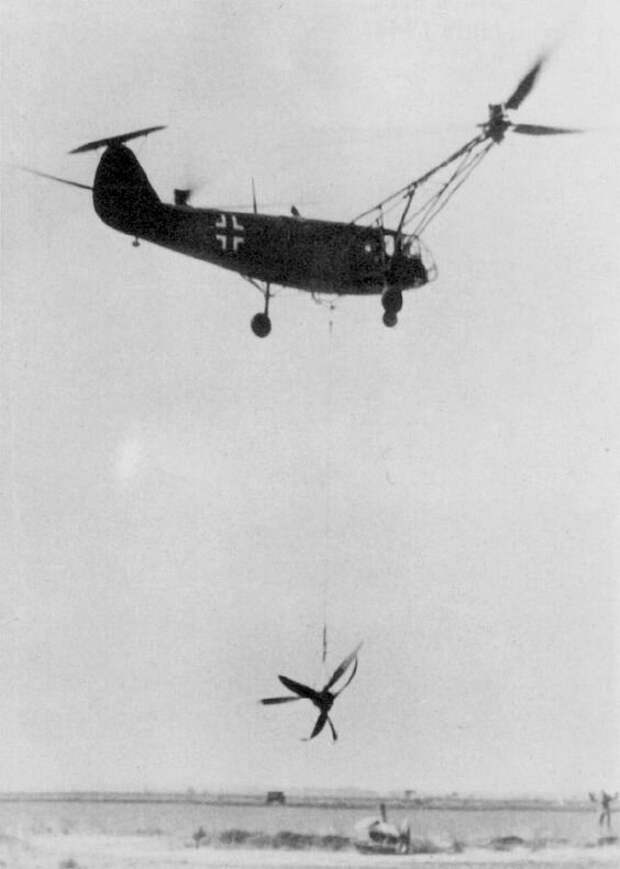 Вертолет Fa 223 V14 (DM+SR) осуществляет эвакуацию винтов и мотора BMW 801 ML-Sternmotors потерпевшего аварию Do 217 в мае 1944 г. Великая Отечественная Война, архивные фотографии, вторая мировая война
