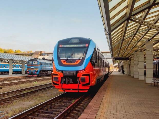 В Смоленской области пассажиры пролезли под вагонами товарного поезда, чтобы сесть в электричку