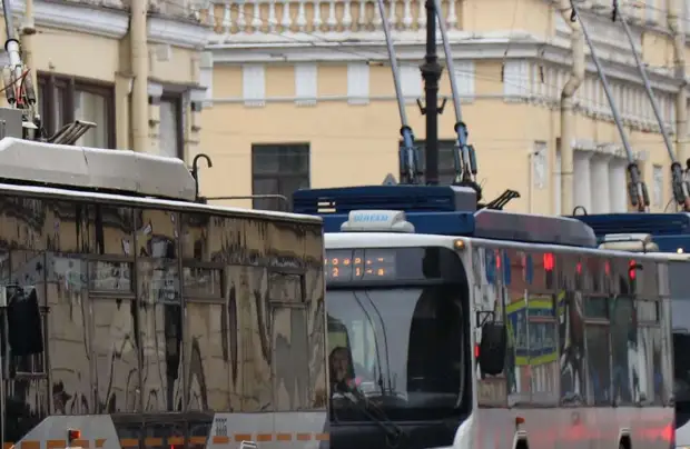 В Петербурге на улице Нахимова задымился троллейбус с пассажирами