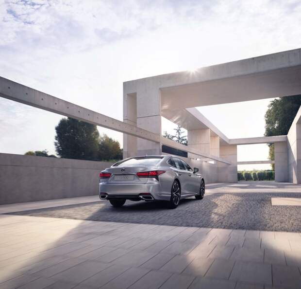 Обновленный Lexus LS уже можно заказать в России: названы цены