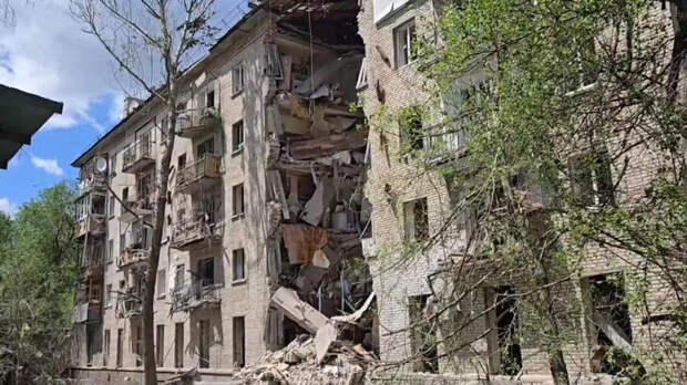 В Луганске после обрушения дома под завалами могут находиться два человека