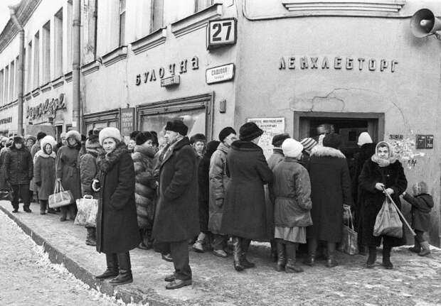 1992. 17 января. Санкт-Петербург. Люди стоят в очереди за хлебом