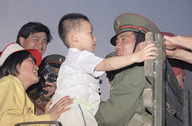 Расстрел демонстрантов на площади Тяньаньмэнь 25 лет назад Tiananmen Square 8 Расстрел демонстрантов на площади Тяньаньмэнь 25 лет назад