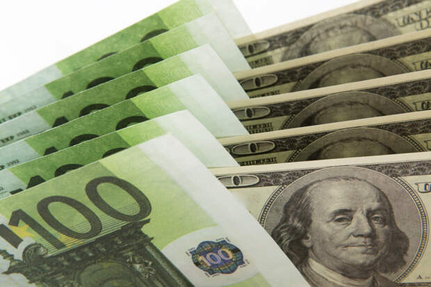 Курс доллара продолжает стремительно падать на Мосбирже