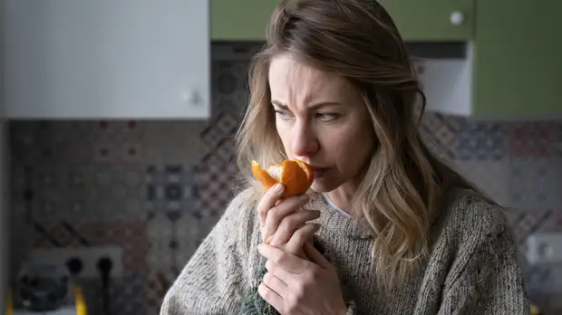 Отоларинголог Лесков объяснил, почему после COVID-19 некоторые чувствуют запах гари