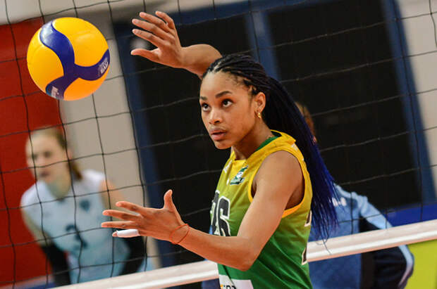 Тренера российского волейбольного клуба Андрея Воронкова обвинили в расизме за оскорбление темнокожей спортсменки