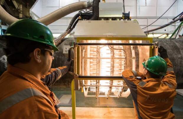 На фото Nord Steam 2 рабочие наблюдают за трудоемким процессом соединения труб.