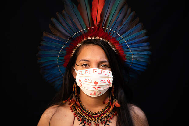 23-летняя Самела из племени сатере маве в традиционной одежде и защитной маске. У ее матери были характерные для коронавируса симптомы