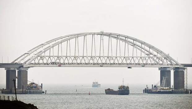 Суда проходят под аркой Крымского моста после возобновления судоходства в Керченском проливе. 26 ноября 2015 Суда проходят под аркой Крымского моста после возобновления судоходства в Керченском проливе. 26 ноября 2015