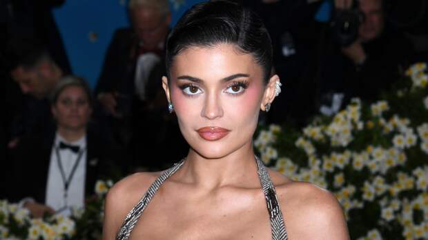 Кайли Дженнер с торчащими сосками посетила Met Gala