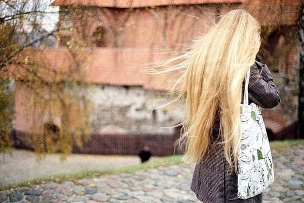 Фото на аву девушки блондинки с длинными волосами со спины