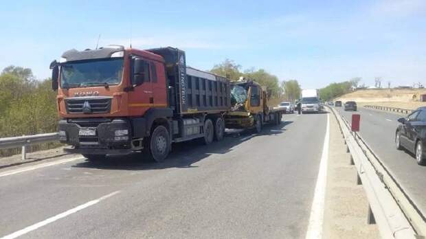 Столкновение грузовиков под Владивостоком: водитель в больнице с переломами