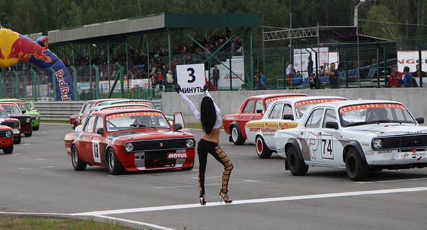 Старт заезда Gorkyclassic GP на автодроме «Нижегородское кольцо» Старт заезда Gorkyclassic GP на автодроме «Нижегородское кольцо»