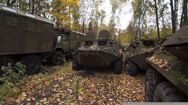 Брошенная военная техника в лесу Брошенная военная техника в лесу