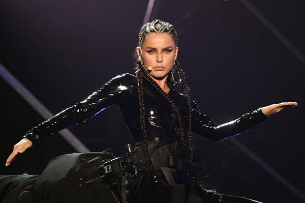 Соседка Zivert пожаловалась на постройки, забор и деревья певицы