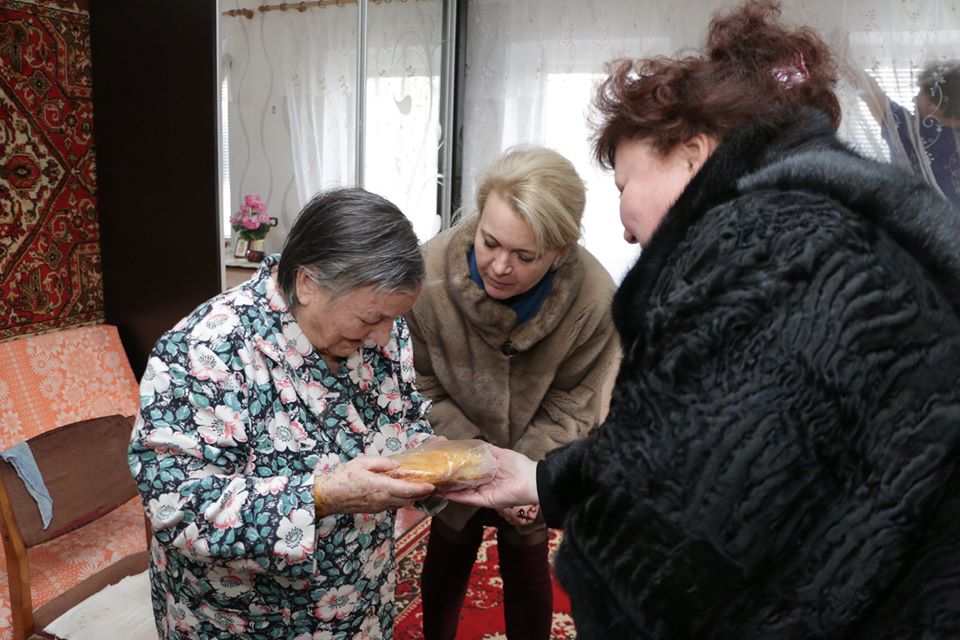 Чиновницы в роскошных шубах подарили блокадникам батон