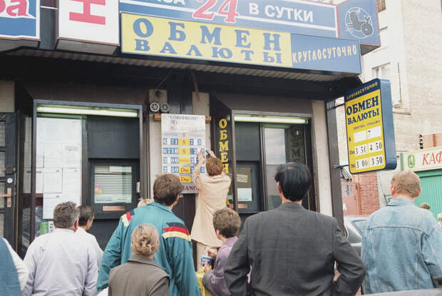 14 ностальгических фото Москвы 1998 года, когда бахнул дефолт