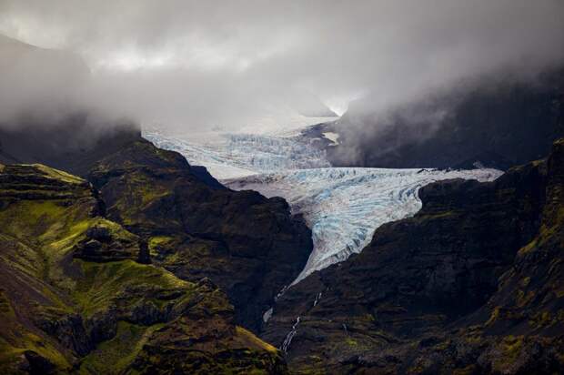 Ледник Oraefajok в Исландии. Он спускается с туманных горных вершин и заканчивается водопадами красивые места, красота, ледник, ледники, природа, путешественникам на заметку, туристу на заметку, фото природы