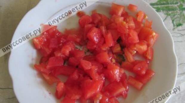 очистить помидоры от кожуры,нарезать кубиками