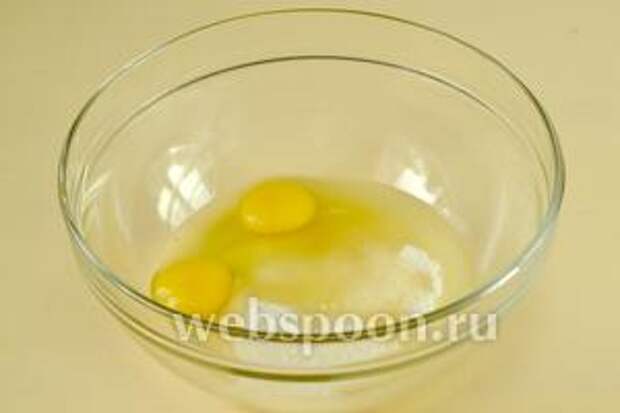 Яйца взбиваем с сахаром и ванильным сахаром.