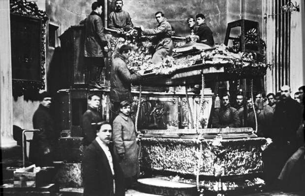 Вскрытие раки с мощами Александра Невского. Петроград, 1922 год. /Фото: cdni.rbth.com