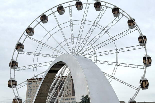 Люди застряли в мороз на колесе обозрения на Украине