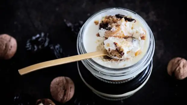 Как приготовить десерт из чернослива в сметанном соусе