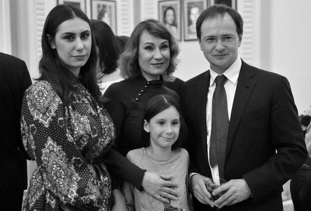 Ольга Тумайкина, ее дочки и министр Мединский