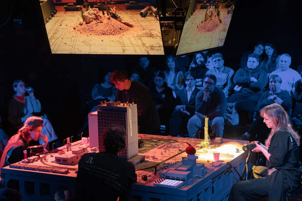 Сцена из спектакля «Вещи и ущи»