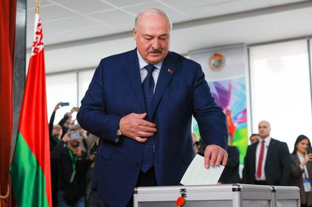 Президент Белоруссии Александр Лукашенко во время голосования на выборах президента Белоруссии