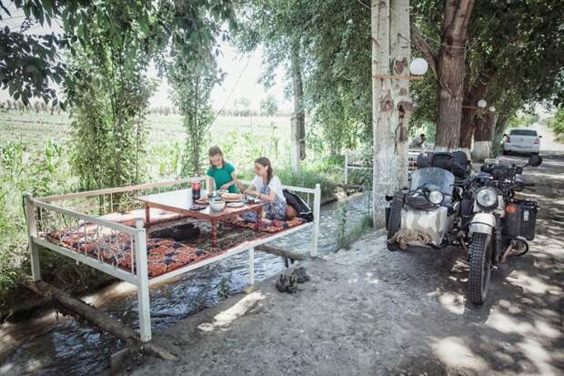 Завтрак на обочине, Таджикистан монголия, мотоцикл, мотоцикл с коляской, мотоцикл урал, путешественники, путешествие, средняя азия, туризм