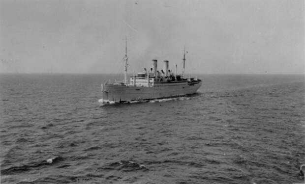 Лайнер «Штойбен» в море, начало 1940-х