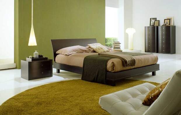 ковёр горчичного цвета на полу большой спальни