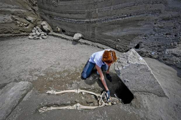 35-летний мужчина был обезглавлен упавшим валуном, когда пытался спастись от извержения, убившего около 30 тысячи человек археологи, везувий, вулкан, извержение, помпея, скелет, ученные