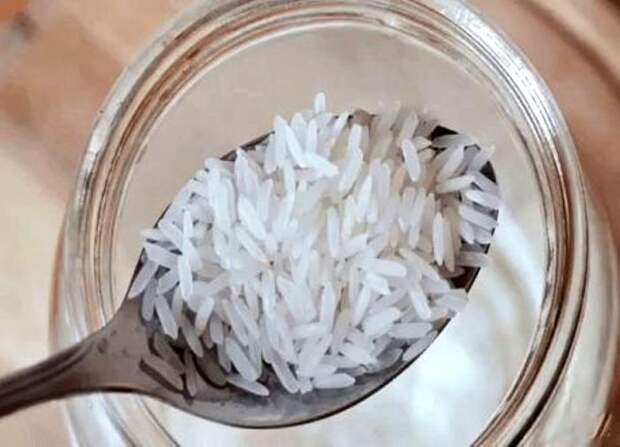 Вода поможет в проверке риса. /Фото: postila.ru